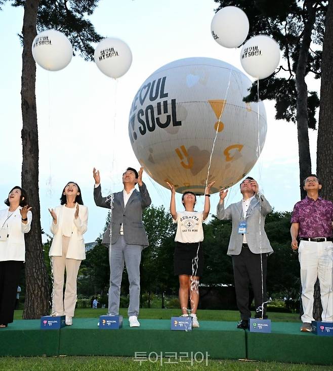 오세훈 서울시장이 서울달 개장식에서 시민을 비롯한 참석자들과 개막 퍼포먼스 펼치고 있다.&nbsp;