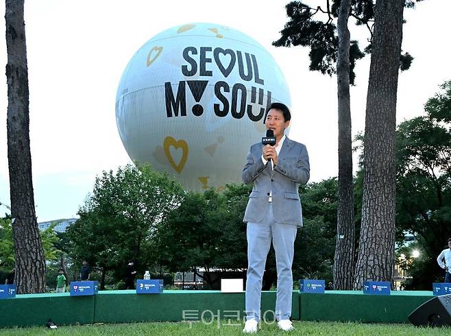 오세훈 서울시장이 10일 저녁 여의도공원에서 열린 시민들과 함께하는 서울달 개장식에 참석해개장 축사 인사를 하고 있다.&nbsp;