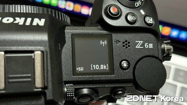 카메라 전원이 꺼진 상태에서도 니콘 이미징 클라우드로 사진을 올리는 작업이 진행된다. (사진=지디넷코리아)