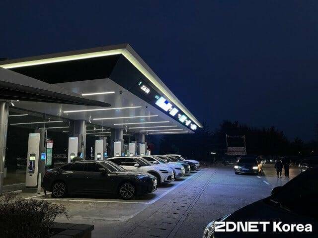 설날 연휴 기간 중 문경 휴게소에 마련된 전기차 충전소 풍경 (사진=지디넷코리아)