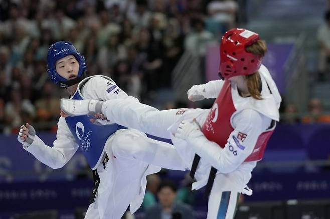 이다빈(서울특별시청)이 11일(한국시각) 프랑스 파리 그랑팔레에서 열린 2024 파리 올림픽 태권도 여자 67㎏초과급 준결승에서 스베틀라나 오시포바에 패했다. [이미지출처=AP연합뉴스]