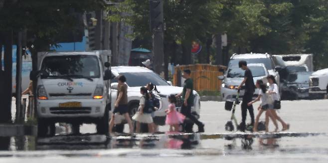 폭염 위기 경보 심각 단계가 계속되고 있는 지난 9일 경기 화성시의 한 도로에 아지랑이가 피어오르고 있다. /뉴스1