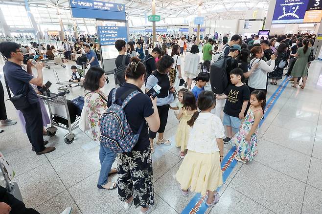 인천국제공항 출국장이 여름 휴가철을 맞아 해외여행을 떠나는 여행객들로 북적인다. /뉴스1
