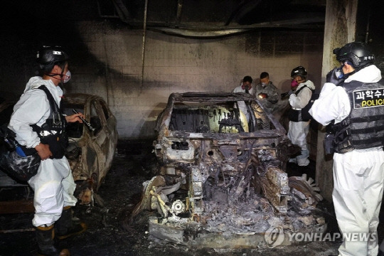 지난 2일 오전 인천 서구 청라 아파트 지하 주차장 화재 현장에서 경찰과 소방 등 관계자들이 합동 감식을 하고 있다. 연합뉴스