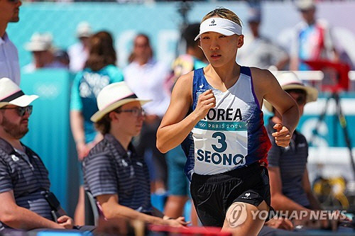 11일(현지시간) 프랑스 베르사유 궁전에서 열린 2024 파리올림픽 근대5종 여자 결승전 레이저 런에서 성승민이 힘차게 달리고 있다.  [베르사유(프랑스)=연합뉴스]