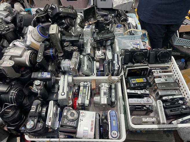 서울 종로구 세운상가에서 팔고 있는 ‘똑딱이 카메라(저화질 디지털카메라)’. 이수안 교육연수생