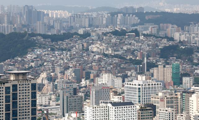 서울 중구 남산에서 바라본 도심 아파트 단지와 빌라촌. 뉴스1