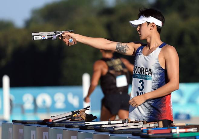 <yonhap photo-1941=""> 레이저 사격 조준하는 전웅태 (베르사유[프랑스]=연합뉴스) 김인철 기자 = 10일(현지시간) 프랑스 베르사유 궁전에서 열린 2024 파리올림픽 근대5종 남자 결승전 레이저 런에서 전웅태가 사격 조준을 하고 있다. 2024.8.11 [공동취재] yatoya@yna.co.kr/2024-08-11 03:16:35/ <저작권자 ⓒ 1980-2024 ㈜연합뉴스. 무단 전재 재배포 금지, AI 학습 및 활용 금지></yonhap>