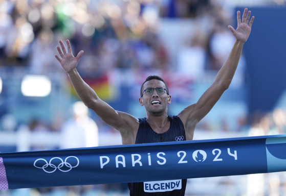 Egypt's Ahmed Elgendy celebrates winning gold medal in men's modern pentathlon at the Paris Olympics on Saturday in Versailles, France. [AP/YONHAP]