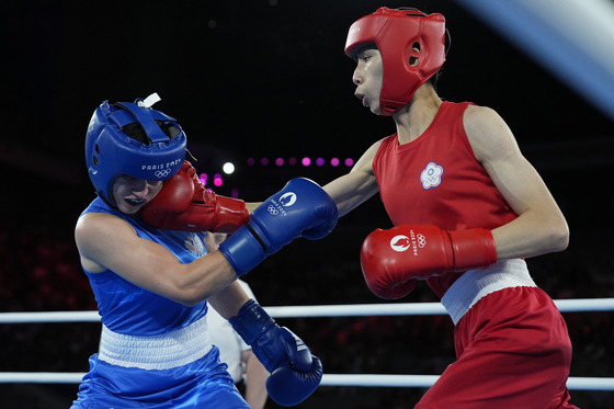 Taiwan's Lin Yu-ting, right, fights Poland's Julia Szeremeta in their women's 57-kilogram final boxing match at the Paris Olympics on Saturday in Paris. [AP/YONHAP]