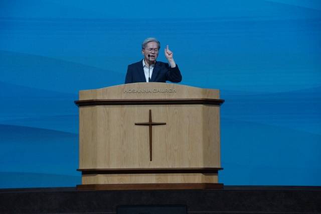 유진소 부산호산나교회 목사가 지난 9일 여름방학특별말씀집회에서 ‘우리의 잘못된 시선을 바로 잡게 하옵소서’ ‘성령님이 저희들의 제동력이 되게 하옵소서’란 제목으로 기도를 인도하고 있다.