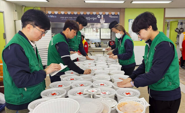 삼천리 임직원이 지역사회 사회복지시설을 찾아 '자원봉사활동'을 전개하고 있다. 삼천리 제공