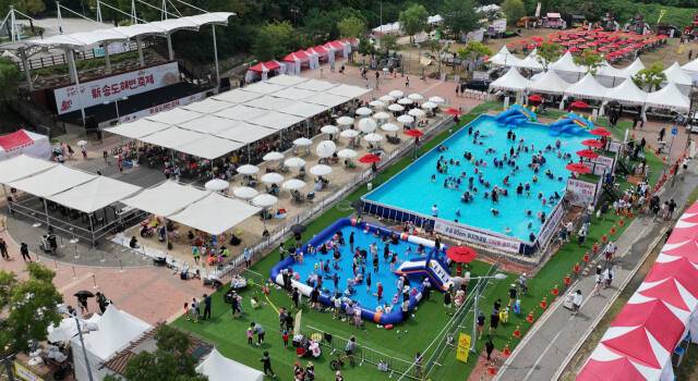 지난 10일 인천 연수구 송도달빛공원에서 개막한 신(新) 송도해변축제에서 시민들이 물놀이 등을 즐기고 있다. 조병석기자