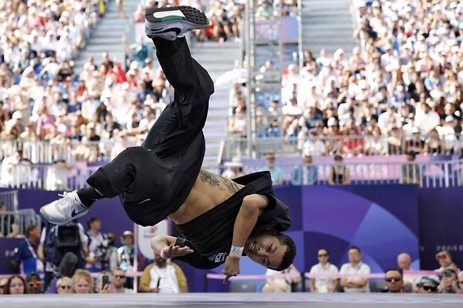 한국의 김홍열이 11일(한국시간) 2024 파리올림픽 브레이킹 남자부 조별리그 C조 1차전에서 혼신의 힘을 다해 기술을 선보이고 있다. AP연합뉴스