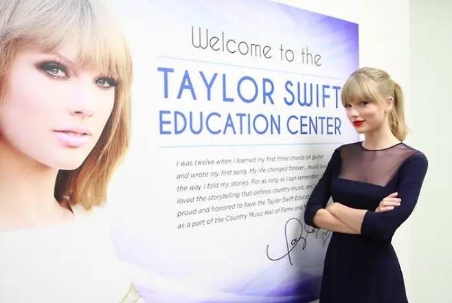 미국 팝가수 테일러 스위프트가 ‘테일러 스위프트 교육 센터(Taylor Swift Education Center)’ 앞에서 기념 사진을 찍은 모습. 스위프트는 400만달러를 기부해 지난 2013년 미국 내슈빌 소재의 컨트리음악 명예의 전당 박물관에 해당 센터를 열었다. [인터넷 캡처]