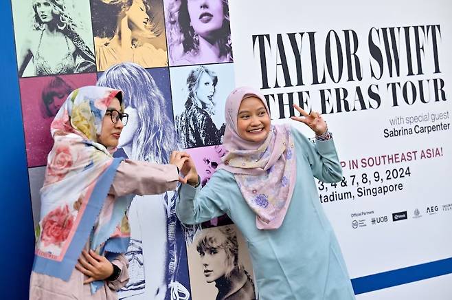 지난 3월 2일 싱가포르에서 열린 테일러 스위프트의 에라스투어 콘서트에서 스위프트의 싱가포르 팬들 공연장 앞에서 기념 사진을 찍고 있다. [로이터]