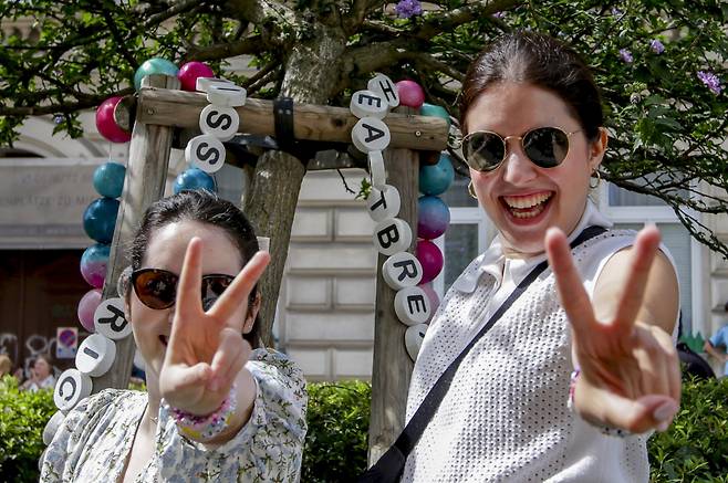 9일(현지시간) 오스트리아 빈에서 열릴 예정이었던 세계 최고 팝스타 테일러 스위프트의 콘서트가 테러 위협으로 전격 취소되자 팬들이 빈 지역 관광에 나섰다. [AP]