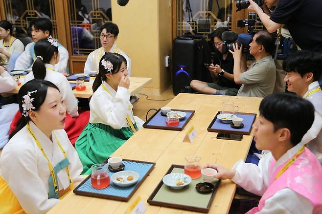 [양양=뉴시스] 일대일 차담 시간. (사진=조계종사회복지재단 제공) 2024. 8. 11.  *재판매 및 DB 금지