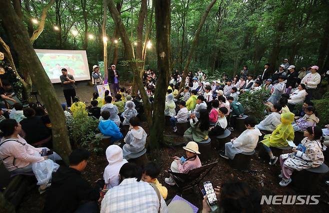 [서귀포=뉴시스] 우장호 기자 = 6월7일 오후 제주 서귀포시 치유의 숲에서 제4회 웰니스 숲 힐링 축제의 특별 이벤트로 곤충, 동물을 중심으로 한 생물·자연 콘텐츠로 큰 인기를 얻고 있는 유명 유튜버 에그박사의 '숲 힐링 콘서트'가 열리고 있다. 제주관광공사 관광산업실은 제주 대표 웰니스 관광지인 서귀포 치유의 숲의 다양한 식생 및 산림 자원을 활용해 자연 친화적 교육과 숲 치유 경험을 전달하고자 이번 프로그램을 기획했다. 2024.06.07. woo1223@newsis.com