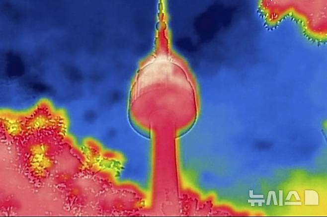 [서울=뉴시스] 정병혁 기자 = 폭염이 연일 이어지고 있는 11일 서울 중구 N서울타워가 붉게 보이고 있다. 열화상 카메라로 촬영한 사진은 온도가 높을수록 붉은색, 낮을수록 푸른색을 나타낸다. 2024.08.11. jhope@newsis.com