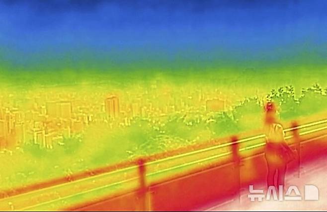 [서울=뉴시스] 정병혁 기자 = 폭염이 연일 이어지고 있는 11일 서울 중구 남산에서 바라본 도심이 붉게 보이고 있다. 열화상 카메라로 촬영한 사진은 온도가 높을수록 붉은색, 낮을수록 푸른색을 나타낸다. 2024.08.11. jhope@newsis.com