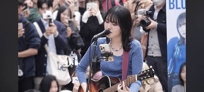 [서울=뉴시스] 도미오카 아이 홍대 앞 버스킹. (사진 = 유튜브 캡처) 2024.08.11. photo@newsis.com *재판매 및 DB 금지