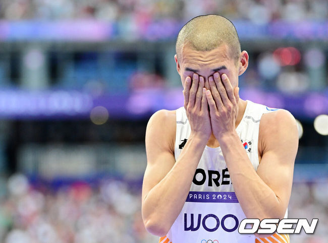 [OSEN=파리(프랑스), 최규한 기자] 11일(한국시간) 프랑스 파리 스타드 드 프랑스에서 ‘2024 파리올림픽’ 육상 남자 높이뛰기 결선이 열렸다.우상혁은 2m31을 넘지 못하고 최종 순위 7위로 대회를 마감했다.우상혁이 2m31 3차 시기를 실패하며 대화를 마감한 뒤 아쉬워하고 있다. 2024.08.11 / dreamer@osen.co.kr