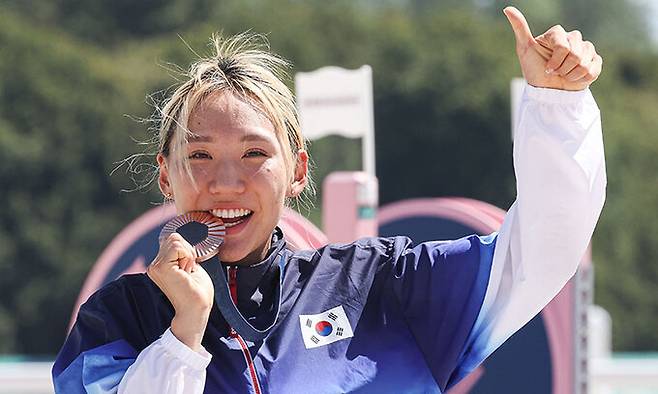 대한민국 근대5종 대표팀 성승민이 11일 오전(한국시간) 프랑스 파리 베르사유 궁전에서 진행된 2024 파리올림픽 근대5종 시상식에서 동메달을 입에 물고 포즈를 취하고 있다. 뉴스1