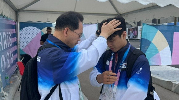 프랑스 파리에서 활동중인 한국올림픽선교회장인 이장균(왼쪽) 목사가 5일(현지시간) 남자 유도 안바울(오른쪽)선수에게 안수기도를 하고 있다. 한국올림픽선교회 제공