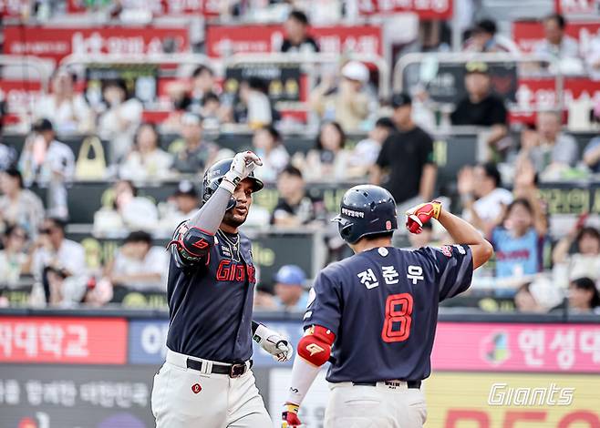 11일 수원 KT전에서 롯데 빅터 레이예스와 전준우. 롯데 자이언츠 제공