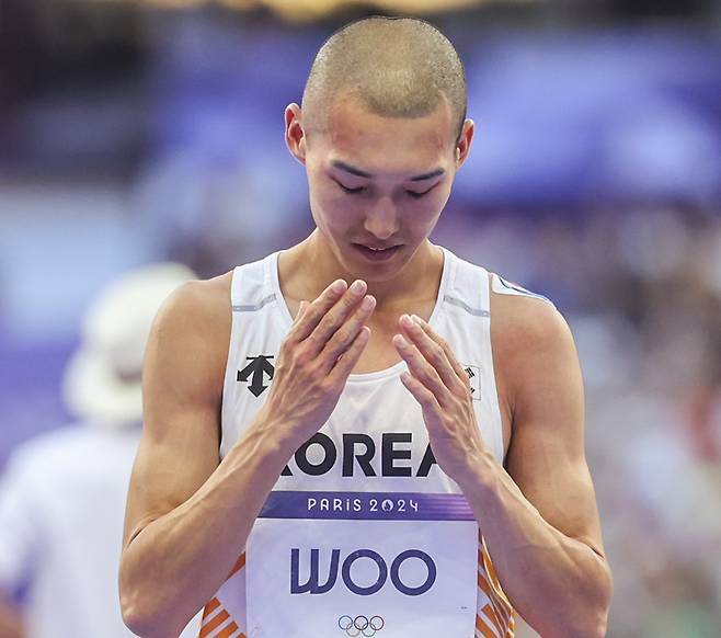 우상혁이 11일 프랑스 파리의 스타드 드 프랑스에서 열린 2024 파리 하계 올림픽 남자 육상 높이뛰기 결승에 출전, 전체 12명의 출전 선수 중 최종 7위를 기록한 뒤 아쉬운 표정을 짓고 있다. 사진 연합뉴스