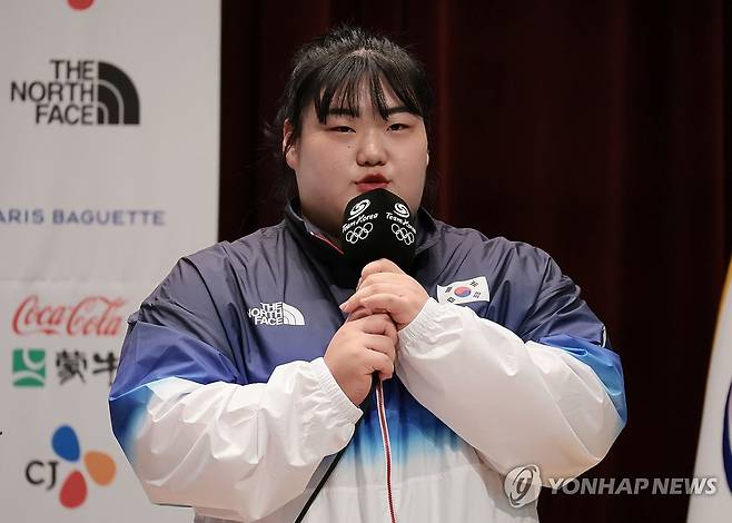 질문에 답하는 박혜정 (진천=연합뉴스) 김인철 기자 = 역도 국가대표 박혜정이 26일 충북 진천국가대표선수촌 챔피언하우스에서 열린 2024 파리하계올림픽 D-30 미디어데이 대한민국 선수단 기자회견에서 취재진 질문에 답하고 있다. 2024.6.26 yatoya@yna.co.kr