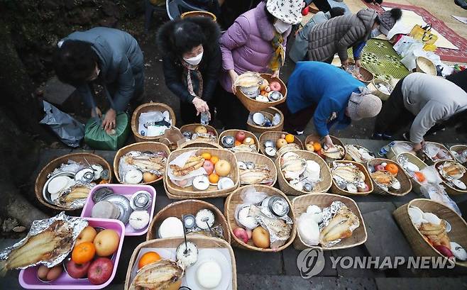 제주 신에게 바치는 정성 (제주=연합뉴스) 지난 2023년 2월 3일 제주시 구좌읍 송당리 본향당에서 마을주민들이 아침 일찍부터 정성껏 마련한 제물을 올리고 있다. [연합뉴스 자료사진]