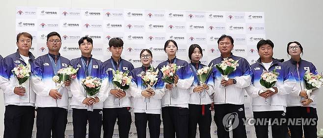 한국 양궁 대표팀 '금의환향' (영종도=연합뉴스) 이지은 기자 = 2024 파리 올림픽에서 양궁 금메달을 싹쓸이한 한국 양궁 대표팀이 6일 오전 인천국제공항을 통해 귀국해 기념 촬영하고 있다. 한국 양궁은 이번 대회에서 금메달 5개에 여자 개인전 은메달 1개, 남자 개인전 동메달 1개를 합쳐 총 7개의 메달을 수확하는 사상 최고 성적을 냈다. 2024.8.6 jieunlee@yna.co.kr