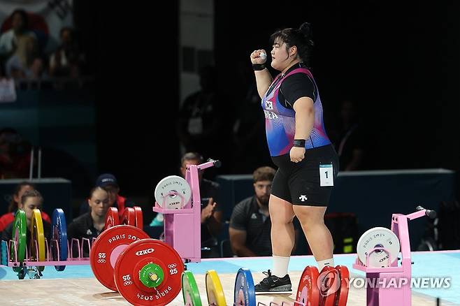 박혜정, 127kg도 성공 (파리=연합뉴스) 임화영 기자 = 11일(현지시간) 프랑스 파리 사우스 파리 아레나에서 열린 2024 파리올림픽 역도 여자 81kg급에 출전한 박혜정이 127kg에 성공한 뒤 기뻐하고 있다. 2024.8.11 hwayoung7@yna.co.kr