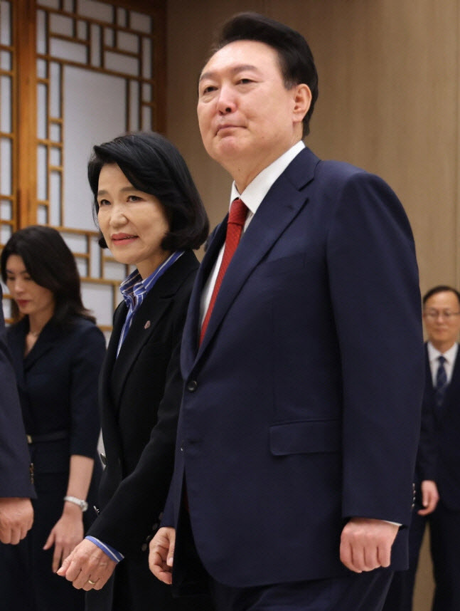 윤석열 대통령이 1일 서울 용산 대통령실 청사에서 이진숙 방송통신위원장에게 임명장을 수여한 뒤 함께 대화하며 환담장으로 향하고 있다.(사진=연합뉴스)