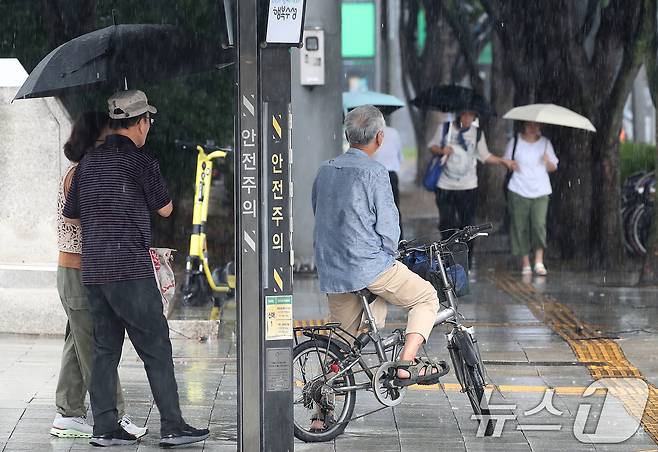 강한 소나기가 쏟아지고 있는 모습.(사진은 기사 내용과 무관함) / 뉴스1 ⓒ News1