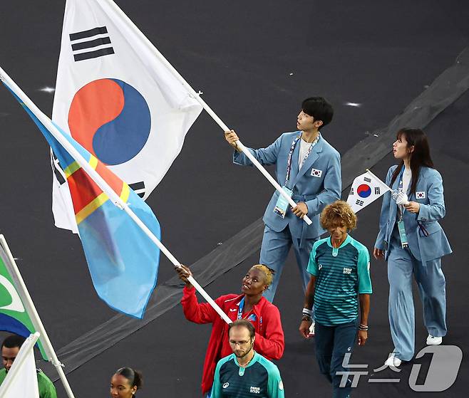 대한민국 태권도 박태준과 복싱 임애지가 12일(한국시간) 프랑스 파리 스타드 드 프랑스에서 열린 2024 파리올림픽 폐막식에 태극기를 들고 입장하고 있다. (공동취재) 2024.8.12/뉴스1 ⓒ News1 이동해 기자