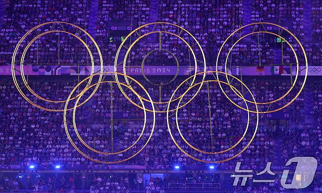12일(한국시간) 프랑스 파리 스타드 드 프랑스에서 열린 2024 파리올림픽 폐막식에서 올림픽 정신과의 만남을 주제로 공연이 펼쳐지고 있다. (공동취재) 2024.8.12/뉴스1 ⓒ News1 이동해 기자