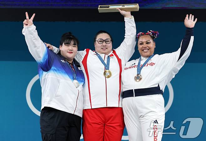 금은동을 딴 세 선수들이 취재진 앞에서 어깨동무를 하며 기뻐하고 있다. (공동취재) 2024.8.11/뉴스1 ⓒ News1 이동해 기자