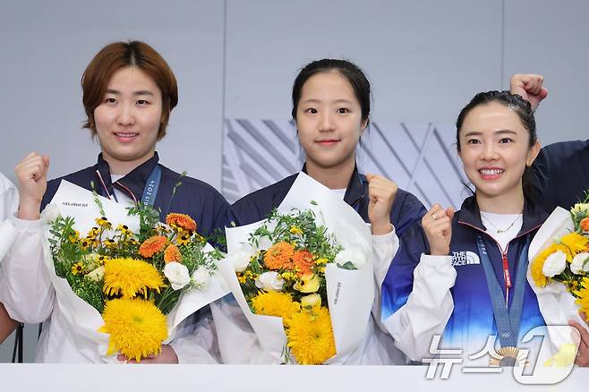 2024 파리 올림픽 일정을 마친 대한민국 탁구 대표팀 이은혜(왼쪽부터), 전지희, 신유빈이 12일 오후 인천국제공항 제2여객터미널을 통해 귀국, 기념 촬영을 하고 있다. 탁구 대표팀은 이번 파리 올림픽에서 혼합복식 동메달과 여자 단체전 동메달을 수확했다. 2024.8.12/뉴스1 ⓒ News1 신웅수 기자