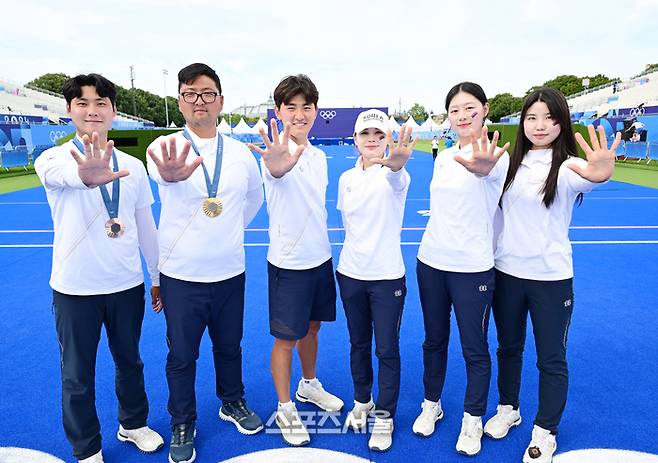 대한민국 양궁 대표팀이 4일 프랑스 파리 앵발리드에서 열린 파리올림픽 양궁 남자 개인 결승전 이후 경기장에 남아 기념촬영을 하고 있다. 왼쪽부터 이우석, 김우진, 김제덕, 전훈영, 임시현, 남수현. 파리 | 박진업 기자 upandup@sportsseoul.com