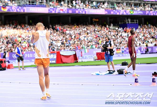 대한민국 육상 높이뛰기 대표 우상혁이 11일(한국 시간) 프랑스 파리 스타드 드 프랑스에서 열린 2024 파리올림픽 육상 남자 높이뛰기 결선에서 2m31을 3차 시기에서도 실패한 후 아쉬워하고 있다. 파리(프랑스)=정재근 기자 cjg@sportschosun.com/2024.8.11/