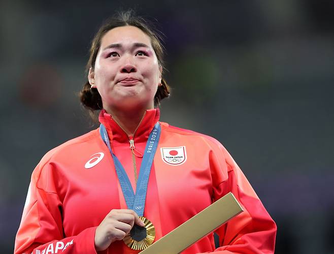 (240810) -- PARIS, Aug. 10, 2024 (Xinhua) -- Gold medalist Kitaguchi Haruka of Japan reacts during the victory ceremony of the women's javelin throw of Athletics at the Paris 2024 Olympic Games in Paris, France, Aug. 10, 2024. (Xinhua/Li Gang)<저작권자(c) 연합뉴스, 무단 전재-재배포, AI 학습 및 활용 금지>