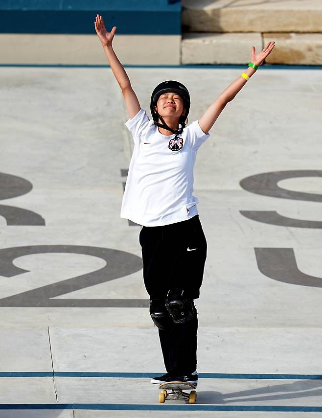 (240728) -- PARIS, July 28, 2024 (Xinhua) -- Yoshizawa Coco of Japan celebrate during the skateboarding women's street final match of Paris 2024 Olympic Games in Paris, France, July 28, 2024. (Xinhua/Meng Yongmin)<저작권자(c) 연합뉴스, 무단 전재-재배포, AI 학습 및 활용 금지>