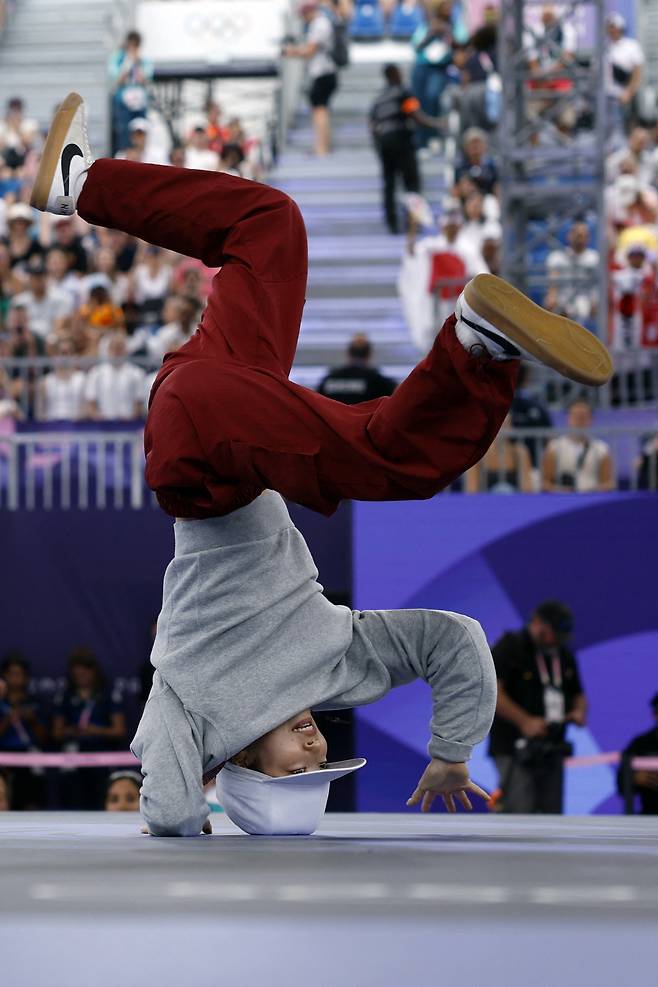 Japan's Ami Yuasa , known as Ami competes in the Women's Breaking dance Round robin of the Paris 2024 Olympic Games at La Concorde in Paris, on August 9, 2024. (Photo by Odd ANDERSEN / AFP)<저작권자(c) 연합뉴스, 무단 전재-재배포, AI 학습 및 활용 금지>