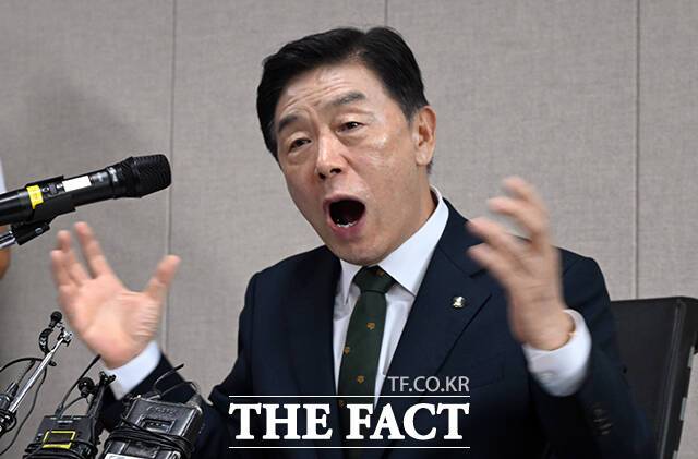 뉴라이트 성향 논란에 휩싸인 김형석 신임 독립기념관장이 12일 오후 서울 용산 서울지방보훈청에서 기자회견을 갖고 있다. /임영무 기자