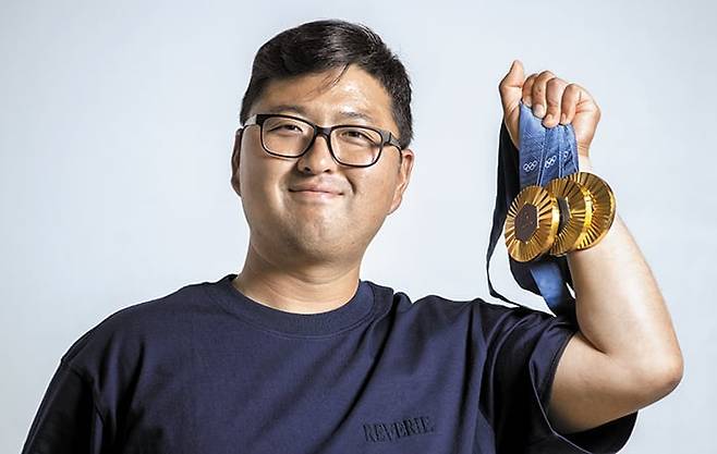 지난 9일 서울에서 만난 김우진 선수가 파리 에펠탑 강철로 만들었다는 금메달 3개를 들고 늠름하게 웃었다. “금메달의 영광은 이미 과거다. 뒤돌아보지 않는다”는 그는, “다음 달 시작되는 2025 광주세계선수권대회 국가대표선발전부터 다시 준비해야 한다”고 말했다. /김지호 기자