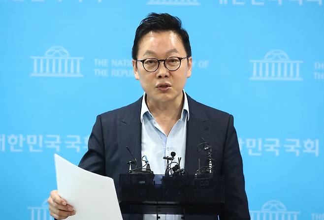 정봉주 더불어민주당 최고위원 후보가 12일 오전 서울 여의도 국회 소통관에서 가진 기자회견에서 "'이재명팔이'하며 실세 놀이하는 무리들을 당의 단합을 위해 뿌리뽑겠다＂고 말하고 있다. /뉴스1