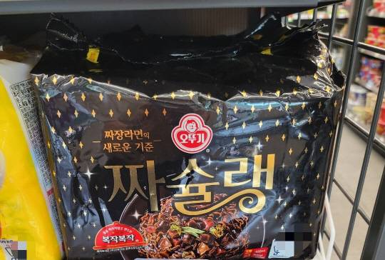 서울의 한 편의점 매대에 오뚜기 '짜슐랭'이 진열돼 있다. 사진= 김수연 기자 newsnews@